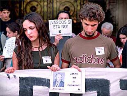 Ciudadanos concentrados anoche ante el Ayuntamiento de Valencia.