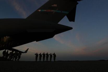 Miembros del Ejército de EE UU transportan un ataúd en la base de la Fuerza Aérea de Dover esta semana.