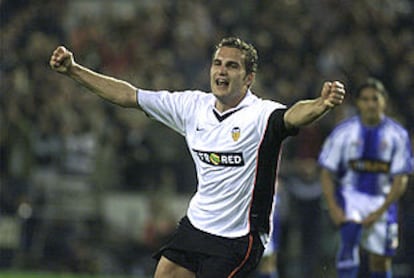 Rubén Baraja celebra uno de sus dos goles de la remontada del Valencia.
