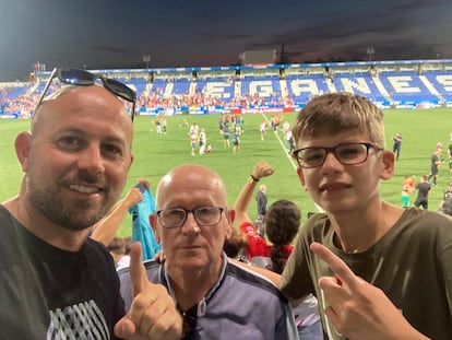 David Gutiérrez, a la izquierda, junto a su padre, Francisco, y su sobrino, Mario, en el estadio Municipal Butarque en el partido del ascenso de la UD Almería en junio de 2022.
