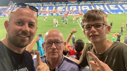 David Gutiérrez, a la izquierda, junto a su padre, Francisco, y su sobrino, Mario, en el estadio Municipal Butarque en el partido del ascenso de la UD Almería en junio de 2022.