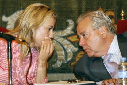 Sonia Castedo y Luis Díaz Alperi en un pleno municipal de Alicante.