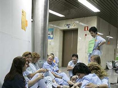 Trabajadoras de Osakidetza durante el encierro que mantuvieron en la mañana del pasado jueves en el hospital vitoriano de Txagorritxu.