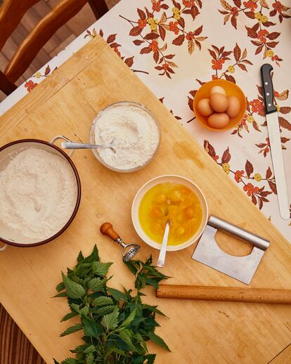 Leondina’s kitchen table, with everything she needs to prepare her ‘tortelli’: flour, eggs, nettles, and her traditional utensils. 