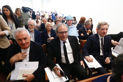 Al acto en la universidad, acudieron numerosos amigos de Miguel Ríos como Víctor Manuel, Joan Manuel Serrat y el periodista Iñaki Gabilondo.