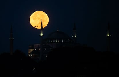 La Luna llena se alza tras la mezquita de Santa Sofía en Estambul (Turquía).