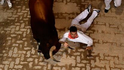  Los seis astados, con un peso de entre 520 y 565 kilos, serán toreados esta tarde por los matadores Diego Urdiales, Alejandro Talavante y Ginés Marín. En la imagen, un corredor sujeta el asta de un toro en el callejón de la plaza de toros. 