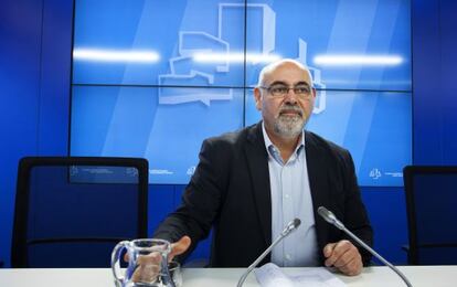 Pastor, durante su comparecencia en la sala de prensa del Parlamento.