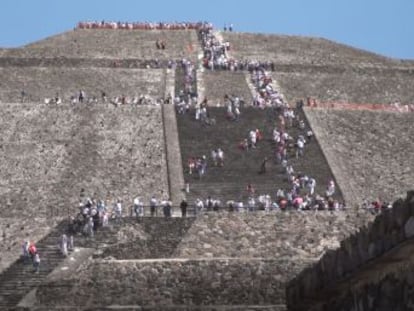 Miles de visitantes acuden al sitio arqueológico a  recargar energías ; algunos expertos recuerdan la historia del sitio en el que se hacían sacrificos humanos