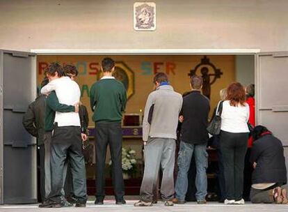 Compañeros del instituto en el que estudiaba el fallecido le rindieron homenaje ayer en el centro.