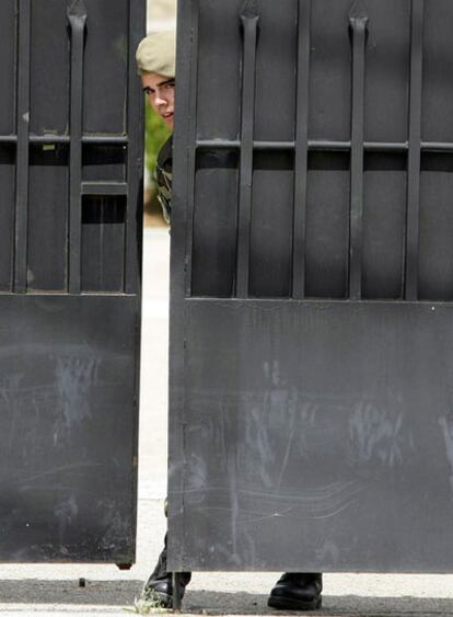 Un soldado, en la puerta de la academia de Hoyo.