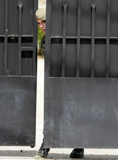 Un soldado, en  la puerta de la academia de Hoyo.