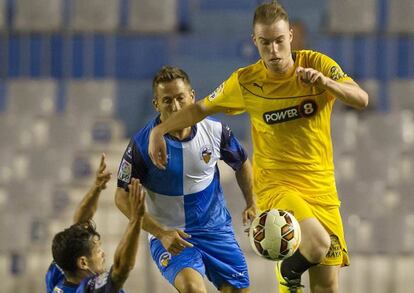 Clerc supera a un jugador del Sabadell durante el partido de ayer