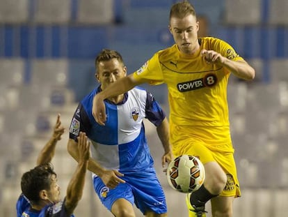 Clerc supera a un jugador del Sabadell durante el partido de ayer