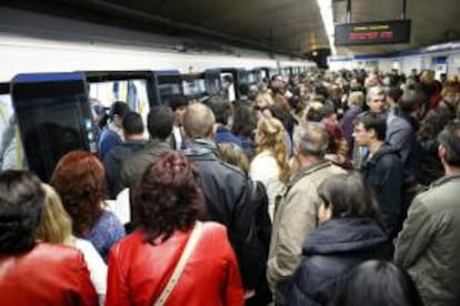 Viajeros en el andén del metro de Ópera de Madrid, en una jornada de paros en el transporte público de la capital. EFE/Archivo