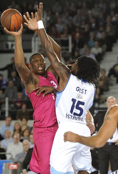 Gist lucha un balón con Seraphin, ayer en Vitoria.