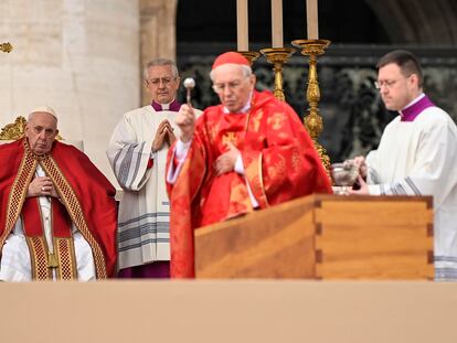 El Papa Francisco (sentado), este jueves durante funeral de Benedicto XVI oficiado por el cardenal Giovanni Battista Re (con el hisopo), en la plaza de San Pedro del Vaticano.