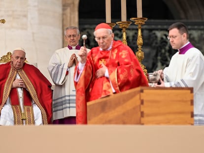 El Papa Francisco (sentado), este jueves durante funeral de Benedicto XVI oficiado por el cardenal Giovanni Battista Re (con el hisopo), en la plaza de San Pedro del Vaticano.