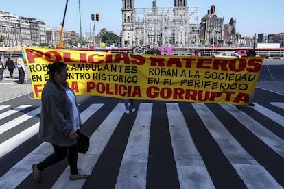 Comerciantes demandan la salida de polic&iacute;as por actos de corrupci&oacute;n en la capital.