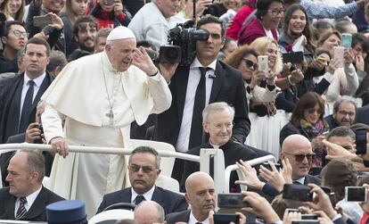 El papa Francisco a su llegada a la audiencia general en la plaza de San Pedro, en el Vaticano.