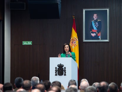 La ministra de Defensa, Margarita Robles, preside la toma de posesión del director del CESEDEN y del director de la Escuela Superior de las Fuerzas Armadas (ESFAS), en el Centro Superior de Estudios de la Defensa Nacional, este viernes.