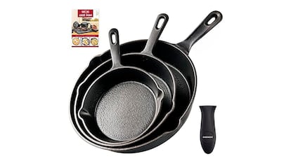 Sartenes de hierro fundido sobre fondo blanco.