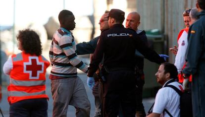 Inmigrantes atendidos en el puerto de Almer&iacute;a.