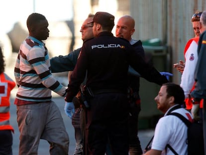 Inmigrantes atendidos en el puerto de Almería.