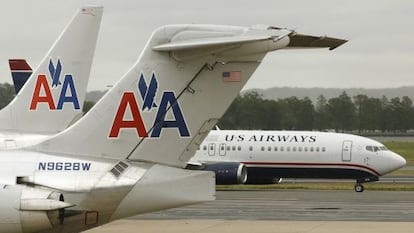 Un avión de American Airlines y potro de US Airwas en el aeropuerto de Virginia.
