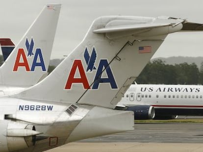 Un avi&oacute;n de American Airlines y potro de US Airwas en el aeropuerto de Virginia.