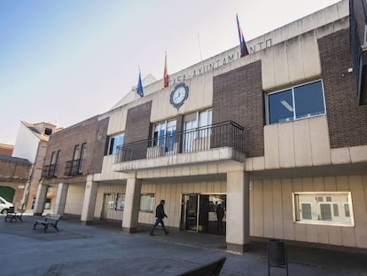 Fachada del Ayuntamiento de Moraleja de Enmedio.