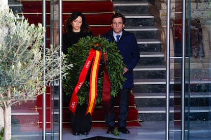 La presidenta de la Comunidad de Madrid, Isabel Díaz Ayuso, y el alcalde de la capital, José Luis Martínez-Almeida, sujetan una corona de flores en recuerdo a las víctimas de los atentados del 11-M, este lunes. 