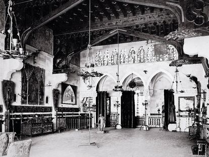 Interior del gran Salón del Cau Ferrat de Sitges, entre 1894 y 1896, en la época en que la habitaba Santiago Rusiñol.