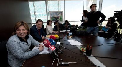 La consejera de Infraestructuras, Isabel Bonig, y el director general de obras p&uacute;blicas, Vicente D&oacute;mine, momentos antes de la rueda de prensa de vivienda.