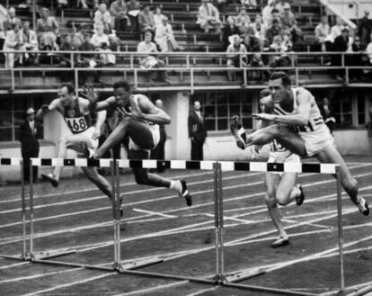 Milt Campbell, en el centro, durante los Juegos Olímpicos de Helsinki 52