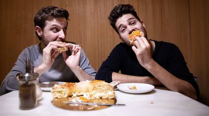 Los dramaturgos Iker Azkoitia y Lluis Mosquera (izquierda) coinciden con sus obras en el Teatro Lara.