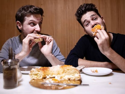 Los dramaturgos Iker Azkoitia y Lluis Mosquera (izquierda) coinciden con sus obras en el Teatro Lara.