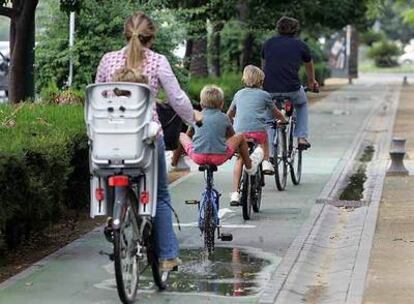Una familia circula en Sevilla por un carril-bici.