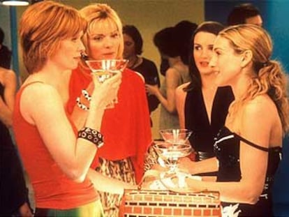 De izquierda a derecha, Cynthia Nixon (Miranda), Kim Catrall (Samantha), Kristin Davis (Charlotte) y Sarah Jessica Parker (Carrie Bradshaw), las protagonistas de <i>Sexo en Nueva York.</i>