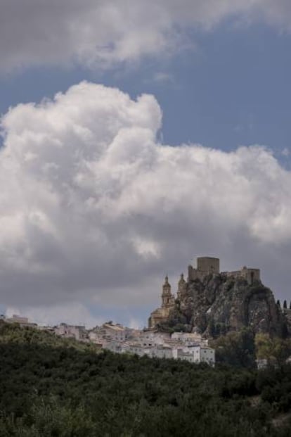 El castillo de Olvera, una de las visitas durante la ruta de la Vía Verde de la Sierra.