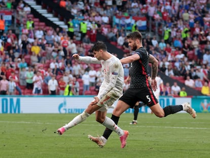 Álvaro Morata dispara contra Croacia en el partido de octavos de la Eurocopa.