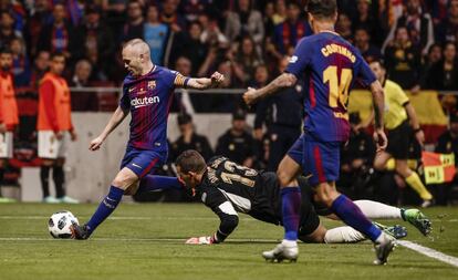 Iniesta regatea a David Soria y marca en la final.