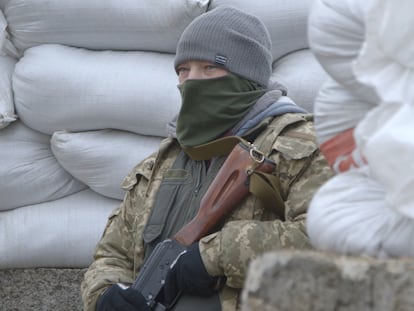 Un miliciano ucranio armado.