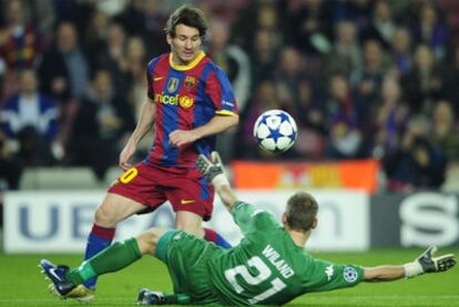 Messi eleva el balón ante el portero Wiland.