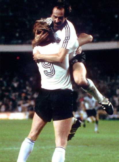 Stielike, en el aire, se abraza con Hrubesch.