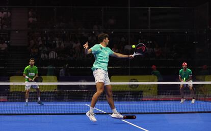 Arturo Coello golpea la bola durante un partido del World Padel Tour en Dubai (Emiratos ?rabes Unidos), este mes de junio.