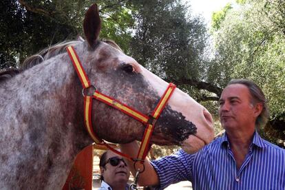 Bertín Osborne y Arévalo en su finca sevillana. Foto: Cordon Press