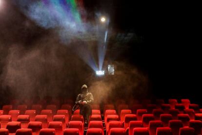 Un hombre desinfecta una sala de cine mientras se preparan para su reapertura a partir del 25 de diciembre después de nueve meses de cierre, en Katmandú (Nepal). El cómputo global se sitúa ya en 78.042.453 personas contagiadas de coronavirus y 1.717.579 víctimas mortales, mientras que los pacientes que se han recuperado se elevan a 44 millones, con India a la cabeza con más de 9,66 millones de personas curadas.