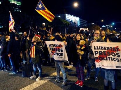 Protestas a las puertas del acto organizado por Fomento del trabajo al que asistieron Sánchez y Torra tras su reunión.