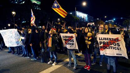 Protestas a las puertas del acto organizado por Fomento del trabajo al que asistieron Sánchez y Torra tras su reunión.